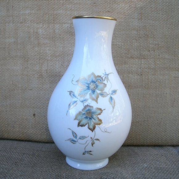 Vintage Kaiser Floral Design Porcelain Vase - Picture 4 of 16